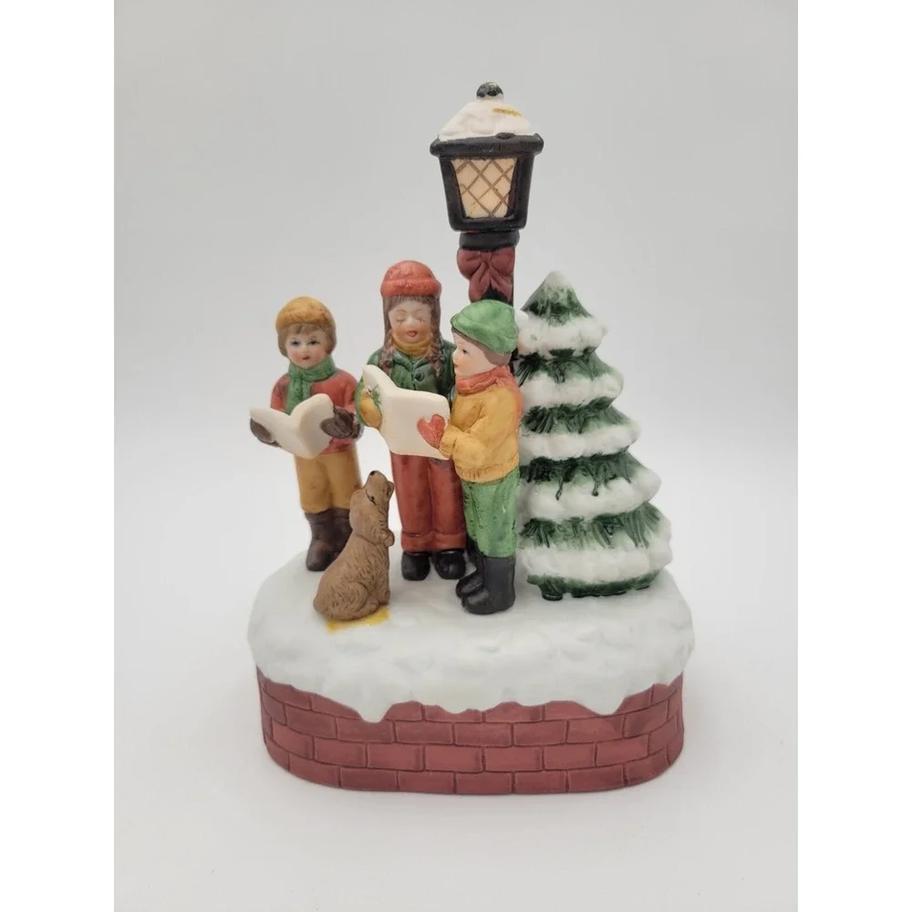 VTG House of Lloyd Carolers lighted music box plays Hark the herald angels‎ sing